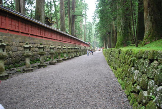 Über diese auffällige Allee erreichen wir den Schrein