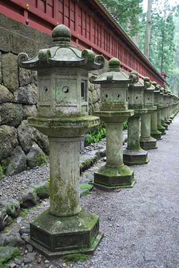 typisch japanische Steinlaternen