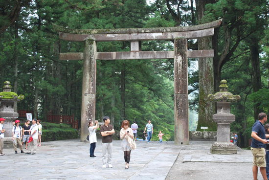 Das bewusste Eingangs-Torii - immer nur von der Innenseite fotografiert... eine Tatsache, die mir mal hätte in die Birne steigen können, später...
