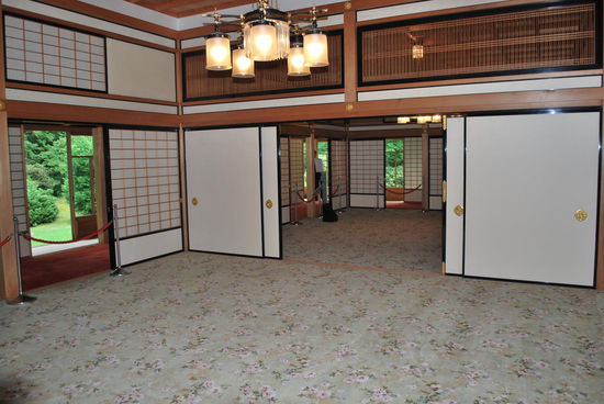 Sehr typisch mit Reispapier-Schiebetüren und viel Holz