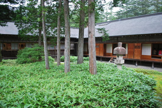 großer, parkartiger Garten und luftiges Gebäude