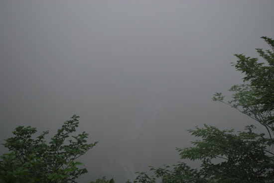 letzter Programmpunkt des Tages: Kegon Wasserfall, wovon heute aufgrund "etwas Nebel" exakt dieses Bild zu sehen war. Schade.