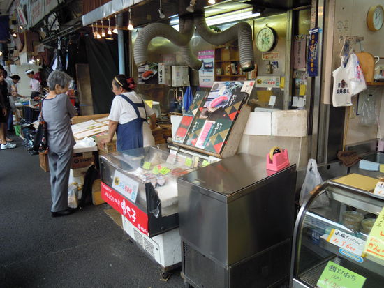 in den benachbarten Gassen gibt es unzählige kleine Imbisse und Kiosks für frische Fischgerichte