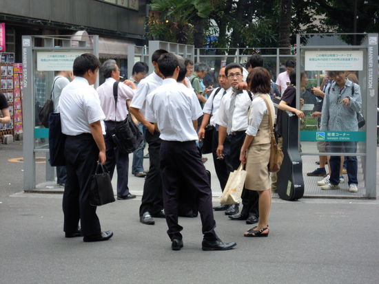 Japanische Raucherzone: Glaskasten open air. Es geht nicht um den Rauch, sondern um die Kippen und die Gefährdung anderer beim Rauchen im Gedränge unterwegs. Ich bin Raucherin und finde das gar nicht mal schlecht.