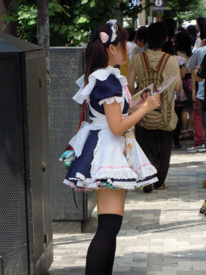 maid vor einem maid café