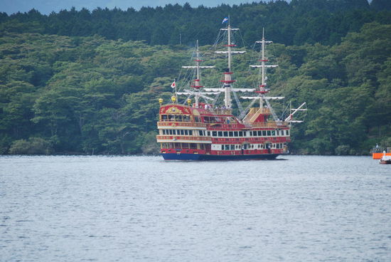 Touri-Dschunke auf dem Ashi-See