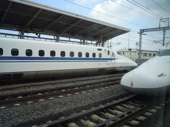 typisch ist die aerodynamische "Entenschnabel-Lok"