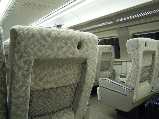 Gepflegt, sauber, sehr komfortabel, viel Platz und leise ! Handy´s sind auf lautlos zu stellen, telefonieren ist nur in den Wagenübergängen erlaubt und jeder hält sich dran