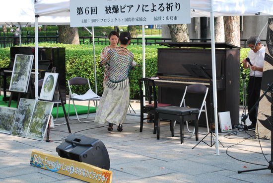 mit Musik, Tanz, Ausstellungen, Blumen und diversen Aktionen