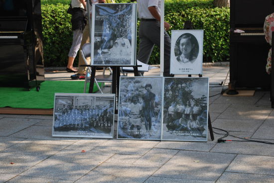 mit Fotos wird der Opfer gedacht