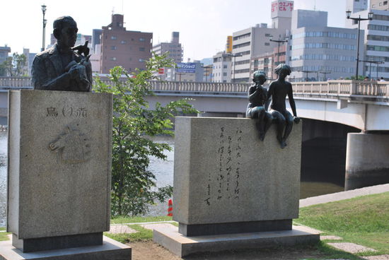 im Friedenspark gibt es viele Mahn- und Denkmäler