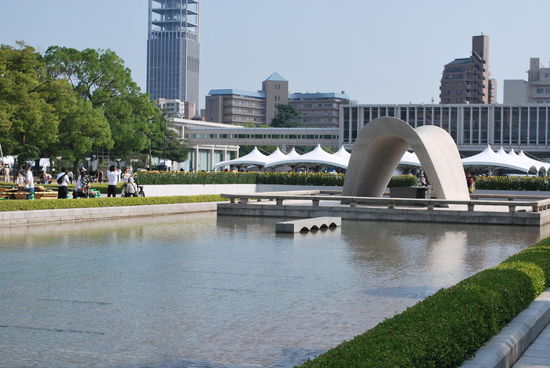 unter diesem Cenotaph liegt die Truhe der Namen, man hat zumindest versucht, die Namen aller Opfer hier zusammenzutragen. Und auch heute werden noch die Namen derjenigen hinzugefügt, die an den Spätfolgen des Atombombenabwurfes gestorben sind.