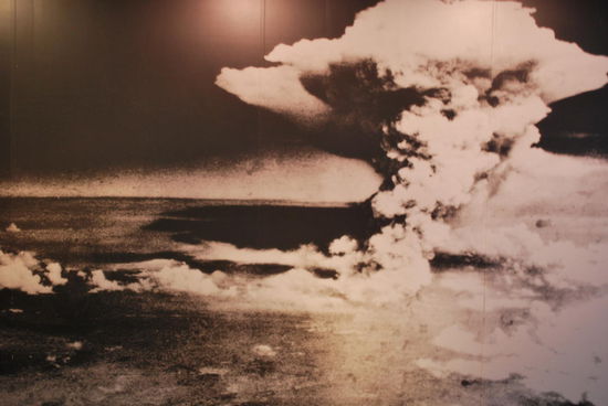 Atompilz nach dem Abwurf von "Little Boy" aus der "Enola Gay". Was für eine Ironie: Little Boy hieß die 4 Tonnen schwere Uranbombe mit der Sprengkraft von 12.500 Tonnen TNT, die aus dem B 29-Bomber abgeworfen wurde, die der Pilot nach seiner Mutter Enola Gay benannt hatte