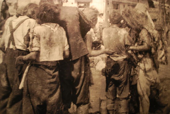 Die Bombe traf nicht ganz genau ihr Ziel, aber sie traf schrecklich genau genug