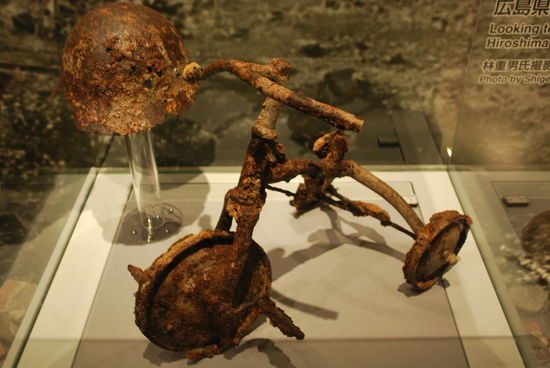 Stahlhelm und Dreirad