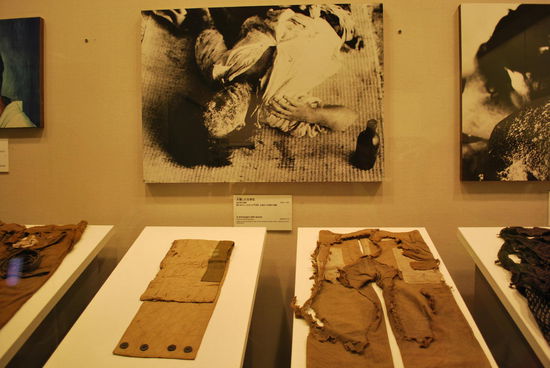 Die enorme Hitze von ca. 6000 Grad C verbrannte die Menschen einfach. Einige hinterließen einen Schatten an Mauern und Wänden, bevor sie quasi zu Asche pulverisiert wurden