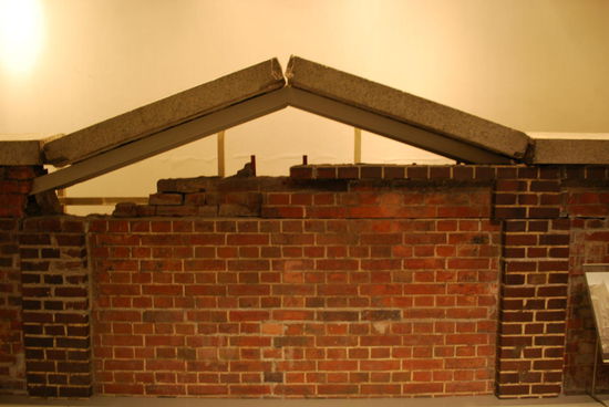 Die enorme Druckwelle zerschlug Mauern und Beton, bohrte Glasscherben zentimetertief in  Betonwände