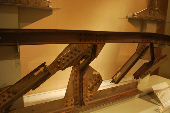 Stahlträger und Eisenbahnschienen schmolzen