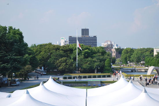 japanische Flagge auf Halbmast