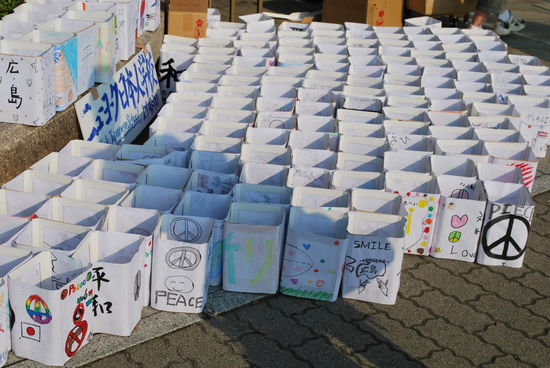 für heute Abend war noch ein Event geplant, zu dem ich aber nicht mehr hingegangen bin: All diese von den heutigen Besuchern gestalteten Papierlaternen sollten beleuchtet auf dem Fluss schwimmen gelassen werden