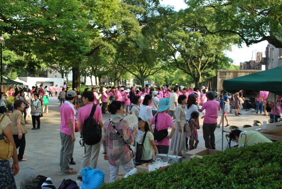 Die in pink gekleideten Leute sammelten Unterschriften für de Abschaffung von Atombomben. Ich habe auch unterschrieben, kein Mensch der Welt braucht Atombomben !