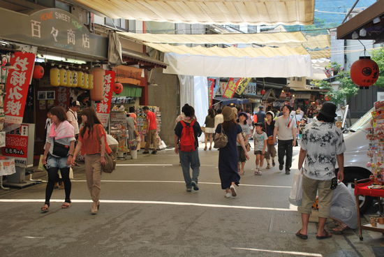 tagsüber ist die Fußgängerzone sehr voll- Miyajima ist ein Tagesausflugsziel und nur die wenigsten Touris bleiben über Nacht.