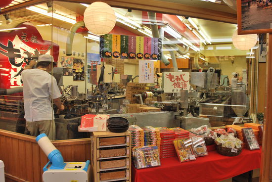 In Miyajima werden auch bestimmte Süßigkeiten oder Kekse hergestellt, die für Japaner ein beliebtes Mitbringsel sind. Den Herstellungsprozess kann man - wie hier - beobachten