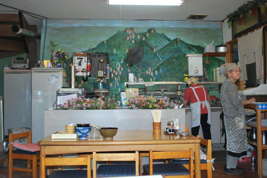 2 japanische Oma´s am Kochen und Kassieren in ihrem nahezu konkurrenzlosen Minirestaurant auf Miyajima - und irgendwie war´s ja doch cool, hier gegessen zu haben... Ich meine mich zu erinnern, 7 EUR bezahlt zu haben und satt hat es gemacht. Was will man mehr ?