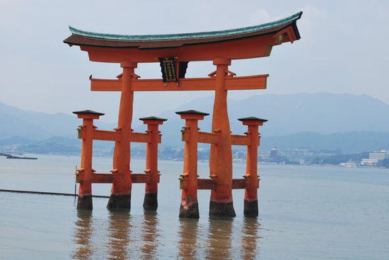 Dieses Torii ist eines der Wahrzeichen ganz Japans. Es gehört zum Itsukushima Schrein und steht bei Ebbe auf dem Trockenen. Dann kann man auch hinüberlaufen