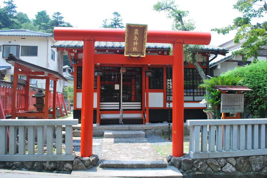 Es gibt viele Tempel und Schreine auf Miyajima. Außerdem ist auch gut wandern, allerdings nicht im Sommer. Die Hitze würde es zur Qual machen