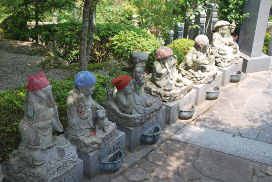 skurrile Gestalten mit Häkelmützen (?)