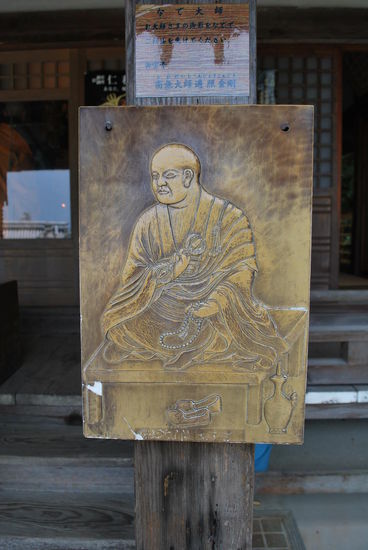 anfassen bringt Glück, daher die polierten Stellen