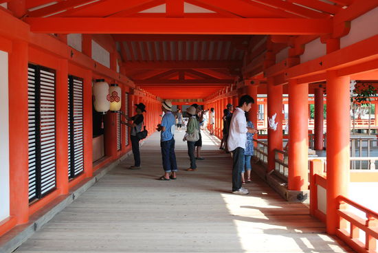 und dagegen: Itsukushima Schrein in knall-orange