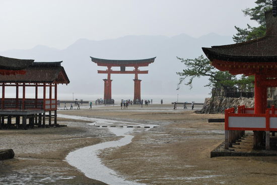 Torii bei Ebbe und im Regenschauer
