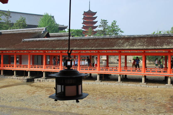 im Hintergrund die 5-stöckige Pagode