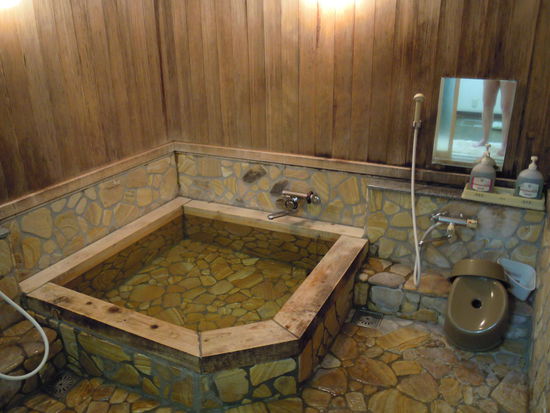 Gemeinschaftsbad. Man duscht und wäscht sich natürlich gründlich, bevor man in das Becken steigt ! Das Becken ist auch kein "stehendes Gewässer", sondern das Wasser läuft und läuft auch über den Rand, sodass für stetigen Wasseraustausch gesorgt ist.