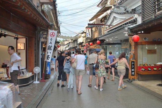 Die Hauptstraße tagsüber und...
