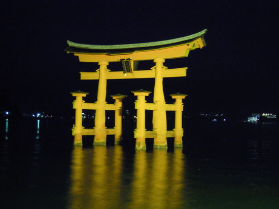 Bis 23.00 Uhr wird das Torii angestrahlt