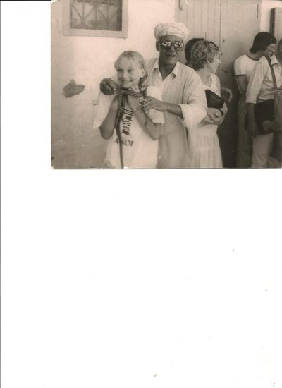 Sommer 1978 - mit einem Schlangenbeschwörer in Tetouan - meine Mutter steht hinter mir in einem 70er-Jahre-Flatterrock und guckt sicherheitshalber weg...