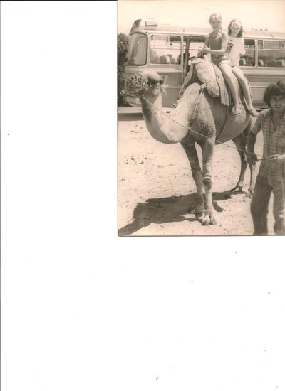 mit meiner 1 Jahr älteren Cousine auf einem Kamel. Verrückt, diese souveräne Kamelpilotin hat inzwischen 3 Söhne und der Älteste (mein Patenkind) ist schon erwachsen... Kinder, wie die Zeit vergeht !