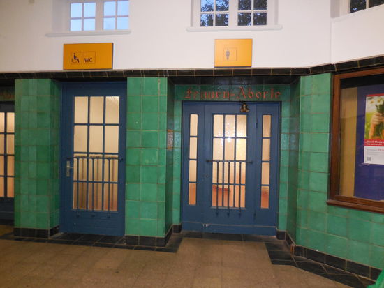 Sieht man´s ? Rechts die Damen-Toiletten oder "Frauen-Aborte", so steht es über der Tür...