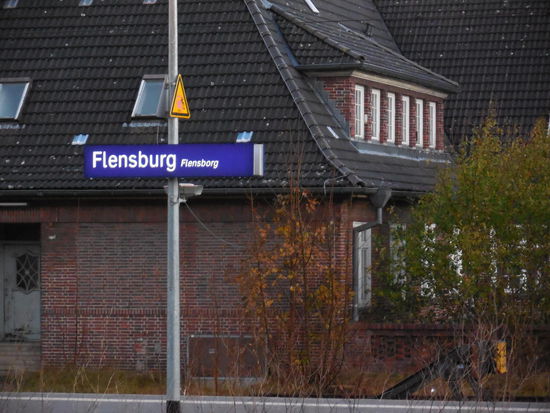 Ja, wir sind bi unterwegs: Deutsch und dänisch - Flensburg/Flensborg - gewaltiger Unterschied, deswegen unbedingt ein zweisprachiges Schild ! Versteht ja sonst keiner...