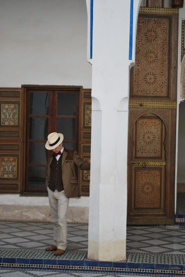 Inmitten des ganzen Touri-Trubels posierte dieses männliche Model für einen professionellen (wahrscheinlich) Mode-Fotografen