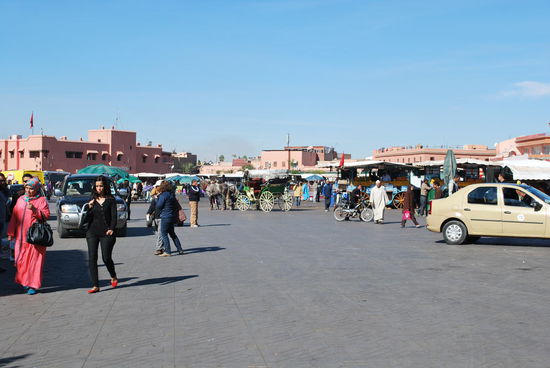 Tagsüber ist der zentrale und hyper-berühmte Platz von Marrakech noch nicht ganz so aufregend, erst abends wird's so richtig spannend