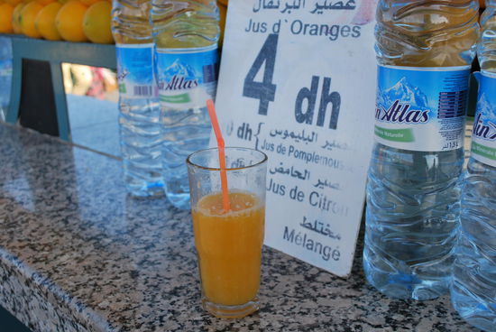 Die zahlreichen O-Saft-Ständer servieren frisch gepresste Säfte für ganz kleines Geld (sind aber auch ein wenig mit Wasser gepanscht...) Egal, ich laufe immer wieder die O-Saft-Händler an und kippe ein Glas für umgerechnet ca. 0,30 EUR.