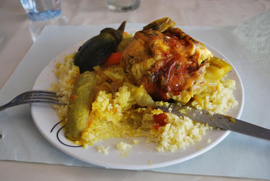 Mittagszeit = Hunger ! Hühnchen mit Couscous in einem sehr einfachen Restaurant. Ich bin dahingegangen, weil dort sehr viele Marokkaner zum Essen saßen, und wo die Einheimischen hingehen, muss es gut sein. Ist es auch !