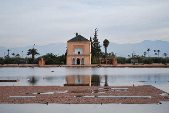 Der Menara-Garten ist ein Sultans-Park etwas außerhalb der Innenstadt Marrakechs. Die Ursprünge des Gartens wurden schon im 12. Jahrhundert angelegt und im 19. Jahrhundert weiter ausgebaut. Heute sind die Anlagen beliebt bei jungen Liebespaaren für romantische Spaziergänge. Für die Touristen gibt es hier Festessen unter freiem Himmel bei Wasserspielen im großen Becken zu buchen.