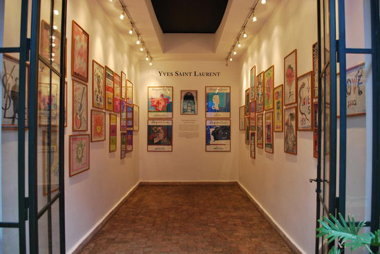 Eine kleine Ausstellung mit Zeichnungen von Yves St. Laurent