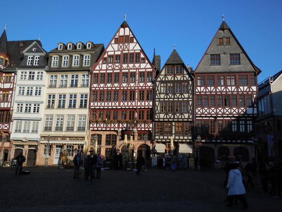 Fachwerkhäuser am Römerberg - der kleine erhaltene Altstadtkern Frankfurts. Da ist ja scheinbar größeres in der Pipeline, man will wohl die Altstadt Frankfurts nun doch wieder aufbauen...