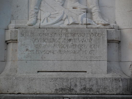 "Schleswig-Holstein meerumschlungen..." Wieso steht jetzt der Anfang des Schleswig-Holstein-Liedes am Sockel des Denkmals vor der Paulskirche  in Frankfurt ????